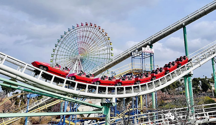 雲霄飛車「紅色獵鷹」疾速穿梭於軌道之間攝影:Angie