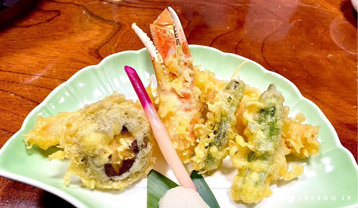 淺綠色的花瓣狀瓷盤上,盛放著螃蟹天婦羅、炸青椒、炸香菇