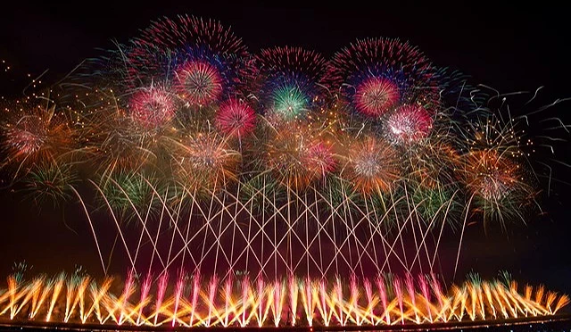 夜空中大規模綻放的彩色煙火,呈現密集絢爛的圓形花火陣列