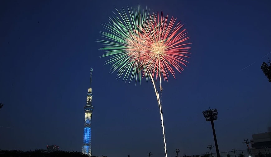 東京晴空塔旁夜空中綻放的彩色煙火