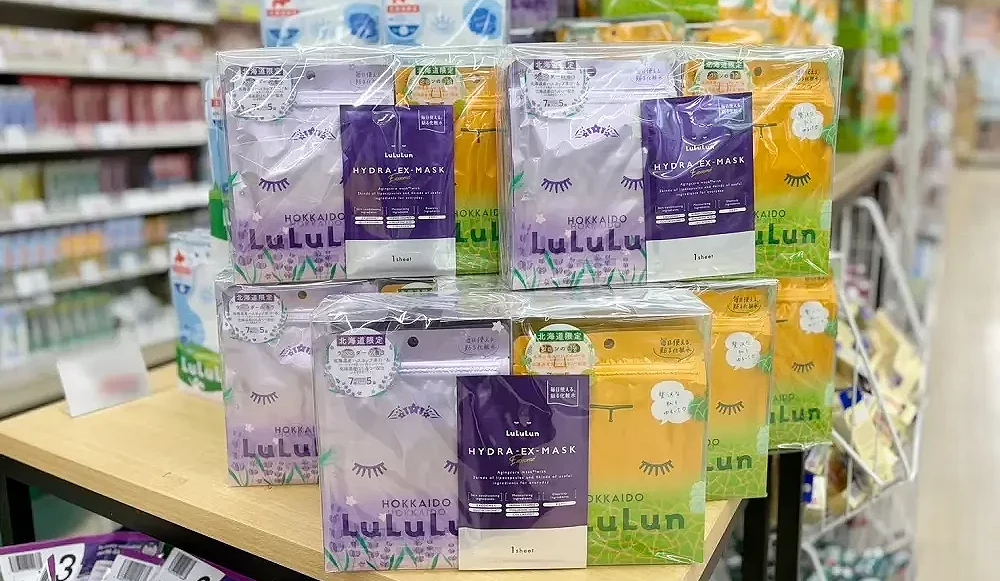 桌上放著許多盒LuLuLun面膜組