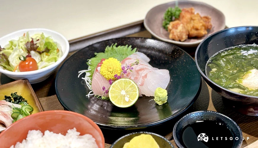 「鳴門刺身定食」是以鯛魚與幼鰤魚生魚片為主角的和食套餐攝影:Angie