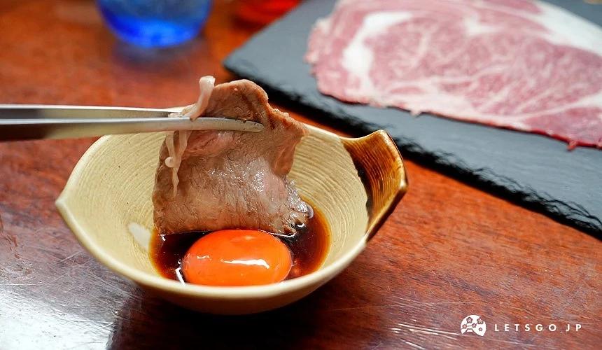 沾裹生蛋黃壽喜燒醬的石垣牛肉片