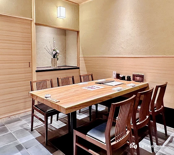 店內有分別能容納4～8人坐的包廂攝影：Angie