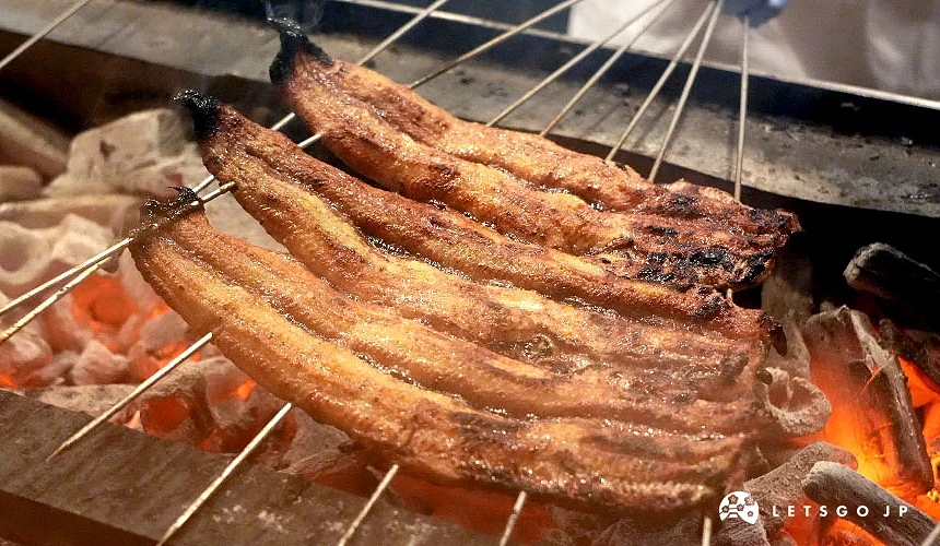 料理現點現做，碳烤至外皮焦香的鰻魚，看得令人垂涎三尺攝影：Angie