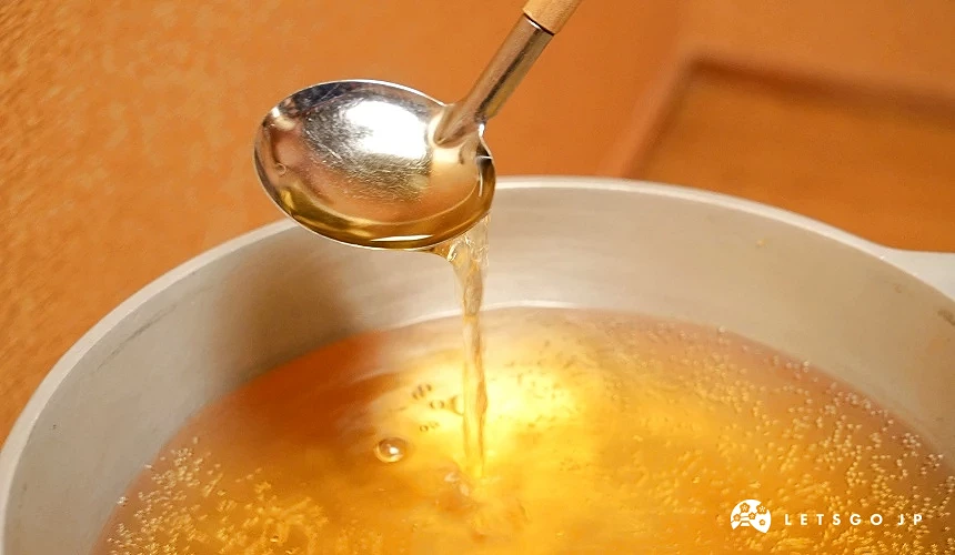 使用鯖魚熬煮的金黃色高湯