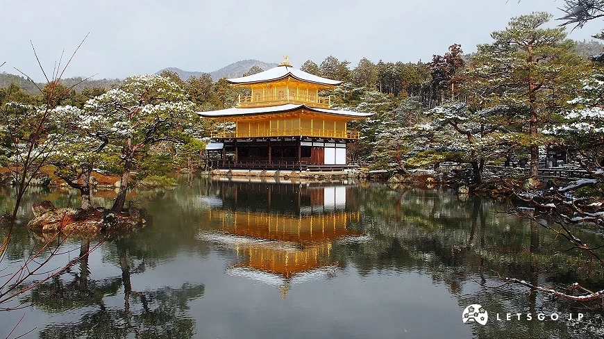 池塘与白雪覆盖的金阁寺