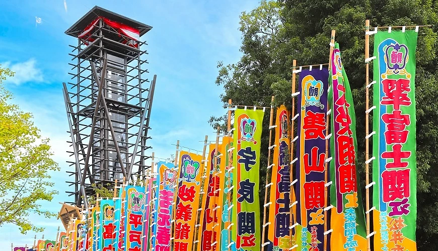 兩國競技場的望樓與相撲旗幟