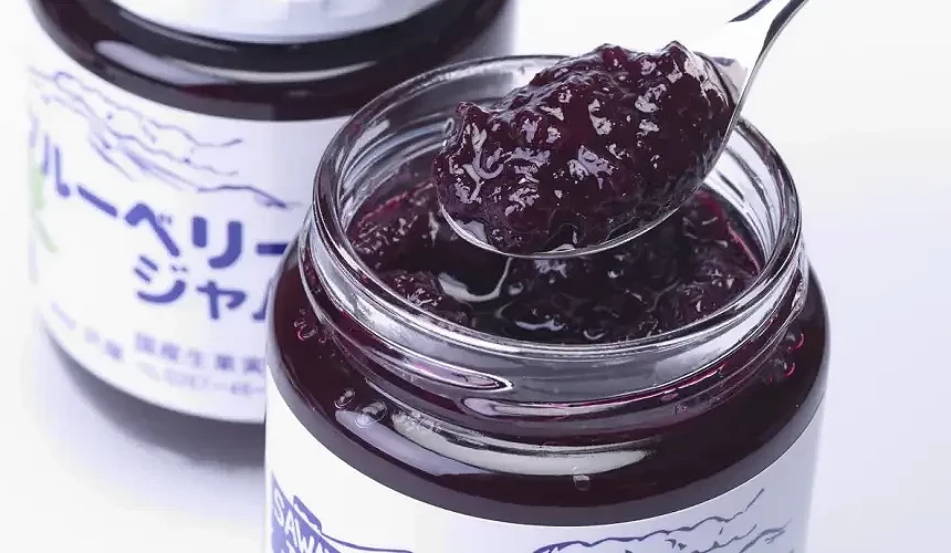 泽屋(SAWAYA)蓝莓果酱,用汤匙挖起满满的果肉,展现浓郁天然的色泽