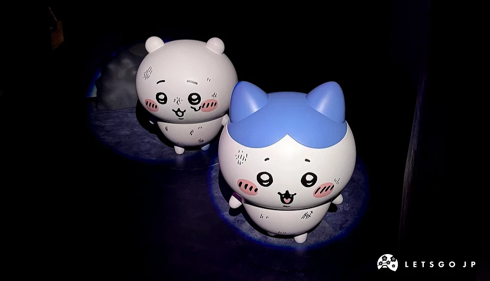 兩名吉伊卡哇角色在黑暗中被聚光當照耀