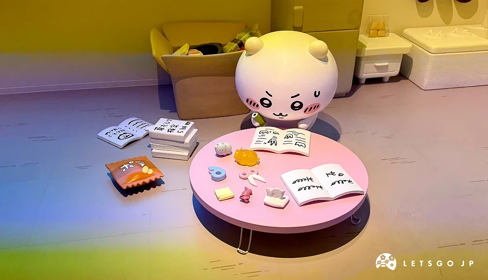吉伊卡哇的角色在昏暗的燈光下重現劇情場景