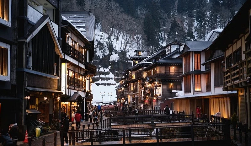 傍晚亮灯的雪景银山温泉