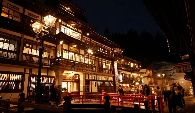夜晚的银山温泉住宿能登屋外观