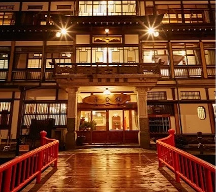 夜晚的银山温泉住宿能登屋外观