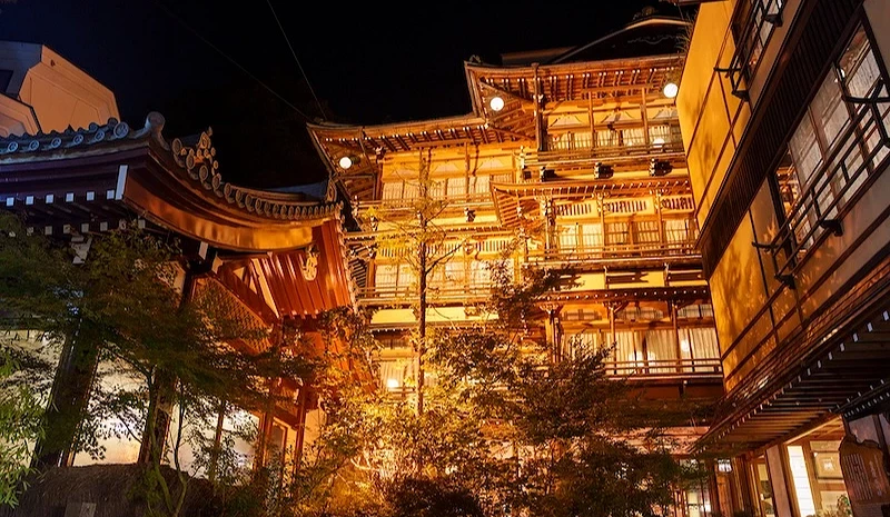 夜晚的长野金具屋温泉旅馆外观