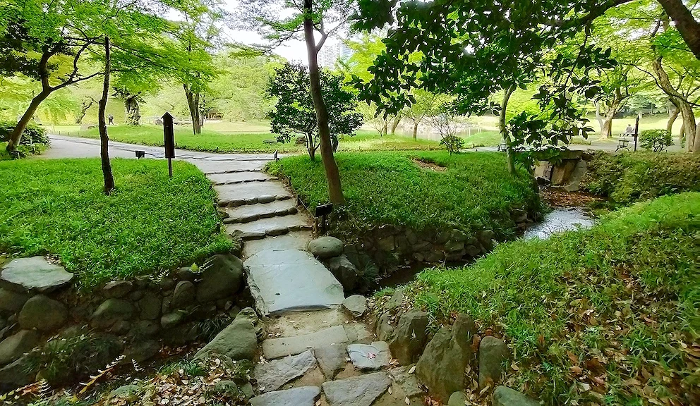 日式庭园中的石铺路