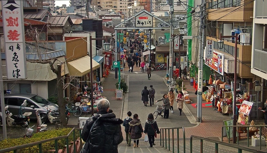 熱鬧的谷中商店街街前有知名的「夕陽階梯」