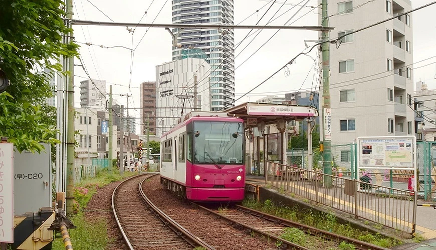停靠雜司谷站的路面電車