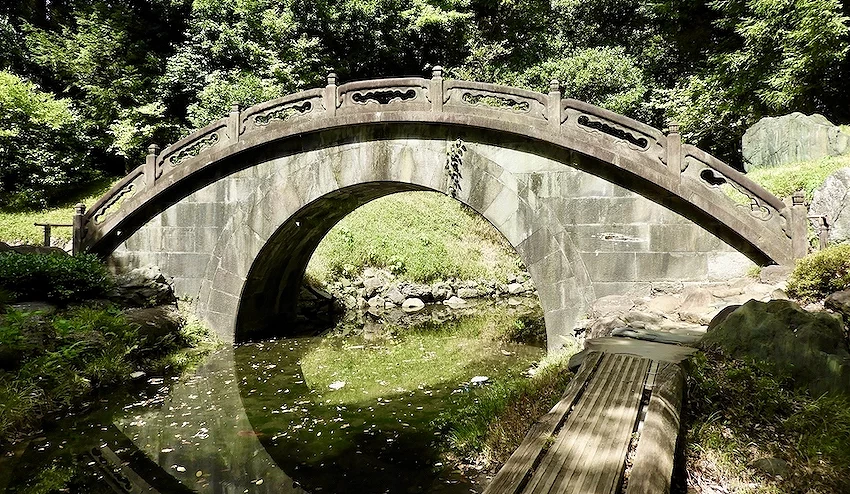 拱月造型石桥