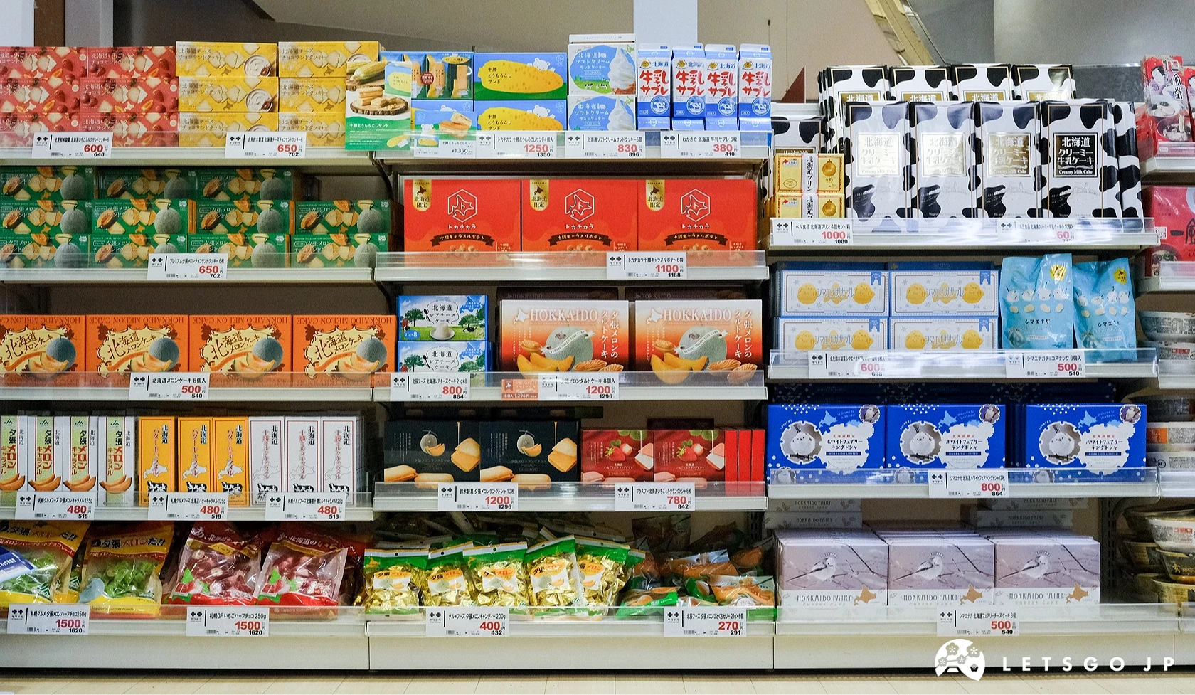 架上陳列許多北海道限定零食等商品