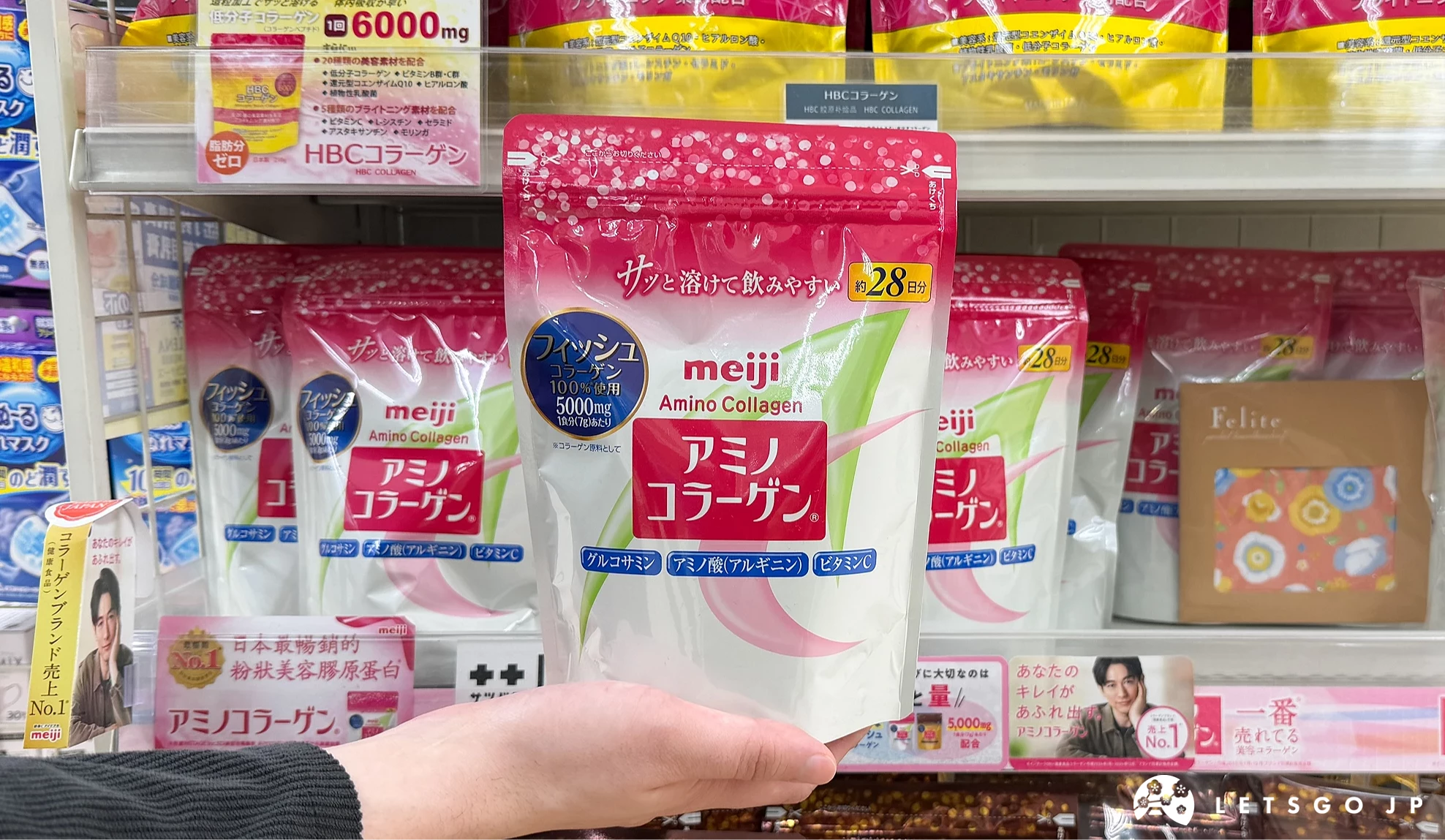 手拿著明治膠原蛋白粉