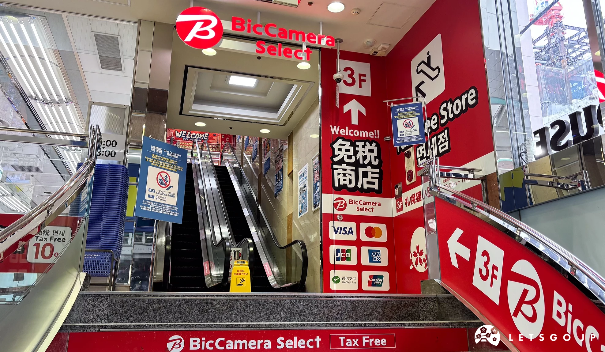 往Bic Camera三樓商場的手扶梯