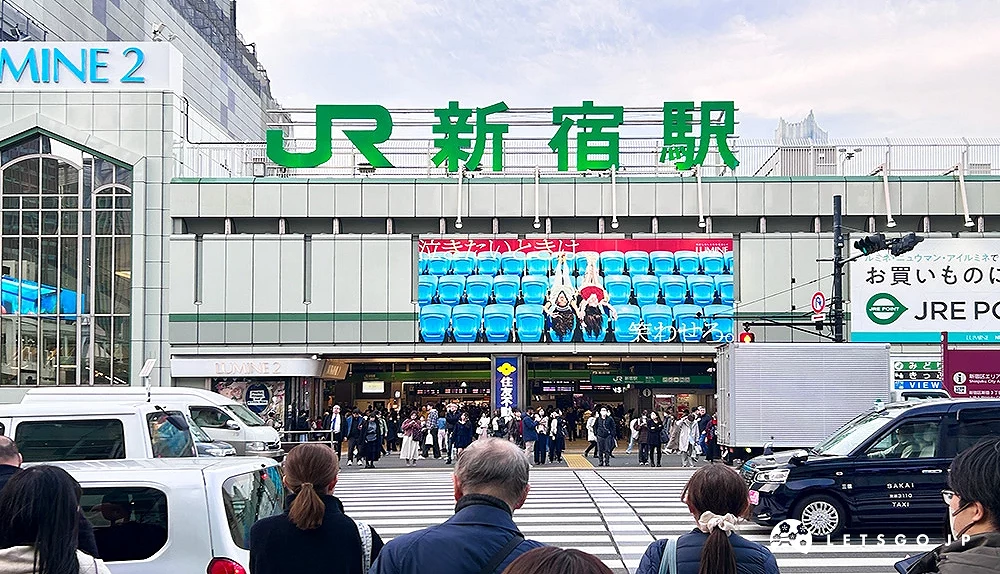 新宿车站横断步道前