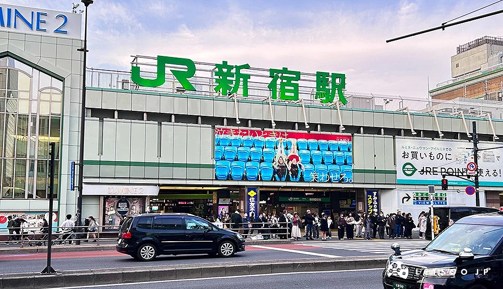 JR新宿车站外观,建筑上方有绿色站名标示。