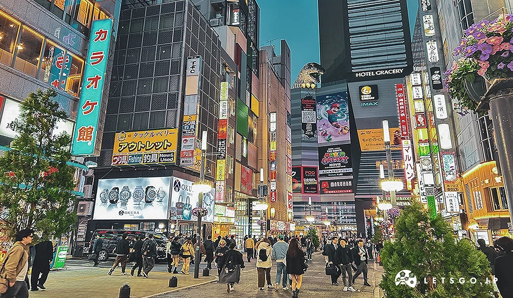 新宿歌舞伎町街道,背景可见哥吉拉头像与 Hotel Gracery。