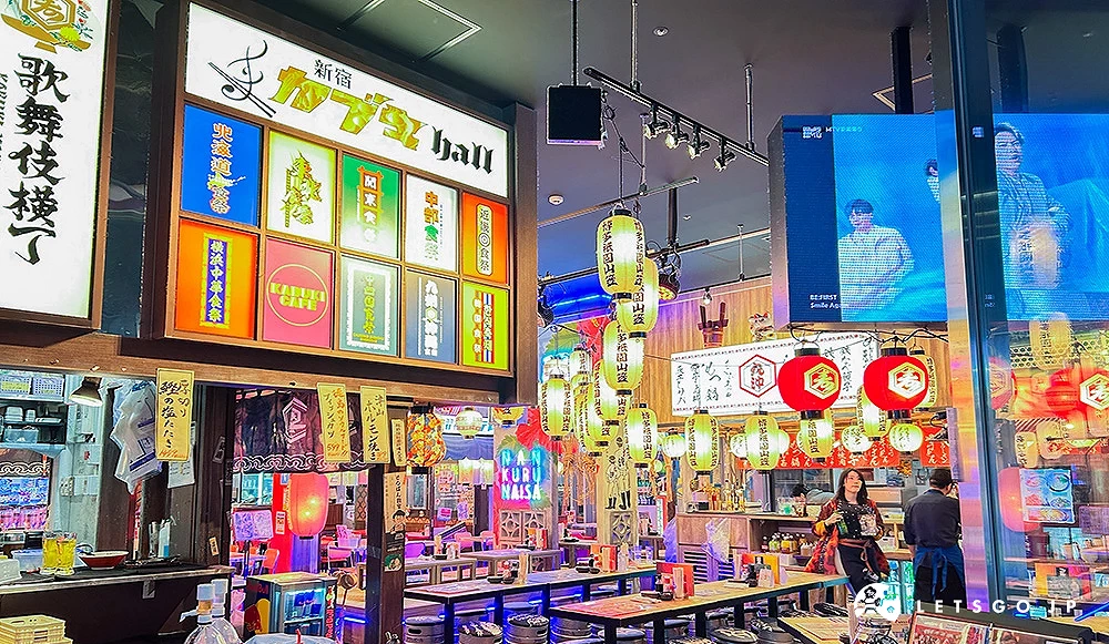 新宿歌舞伎 hall 室内屋台村,悬挂多个日文灯笼与招牌。