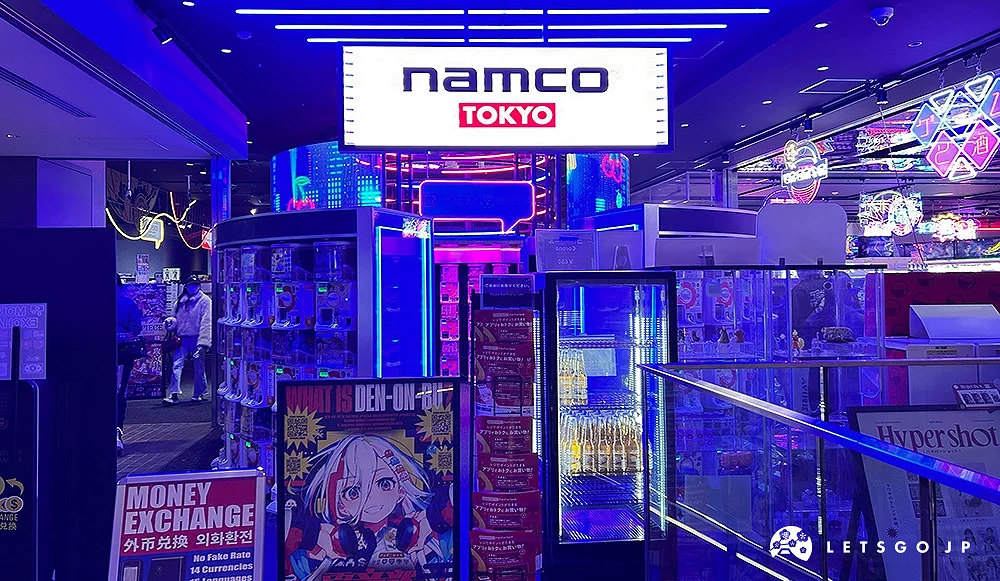 namco TOKYO 游乐场入口,室内充满蓝色与霓虹灯光。