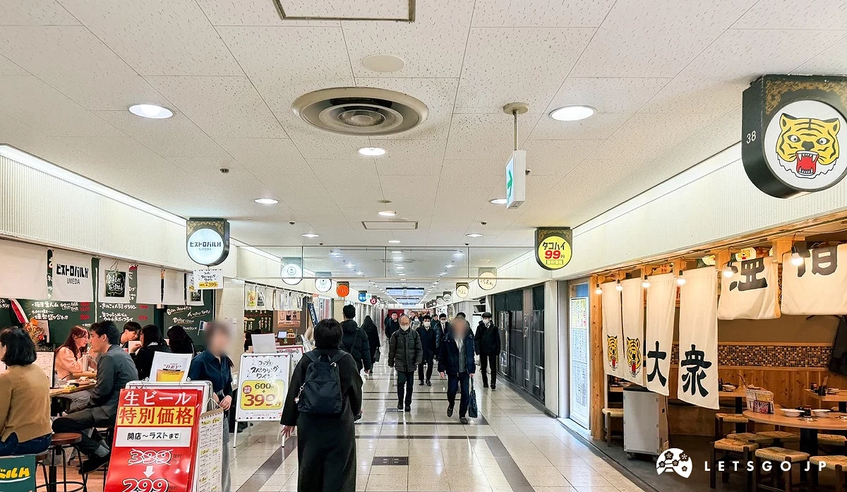 地下街两旁有许多居酒屋