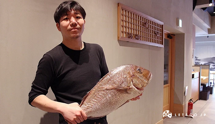 主廚手上拿著來自「熊本天草」的真鯛。