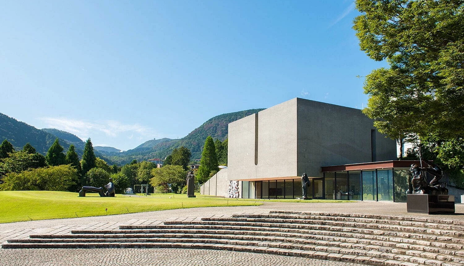 雕刻之森美術館建築旁有大草原及石階梯
