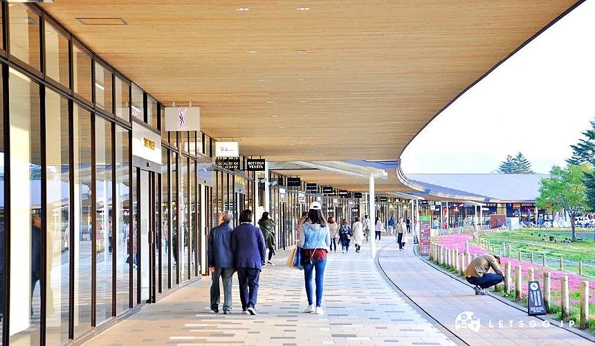 轻井泽王子购物广场木造回廊与店铺