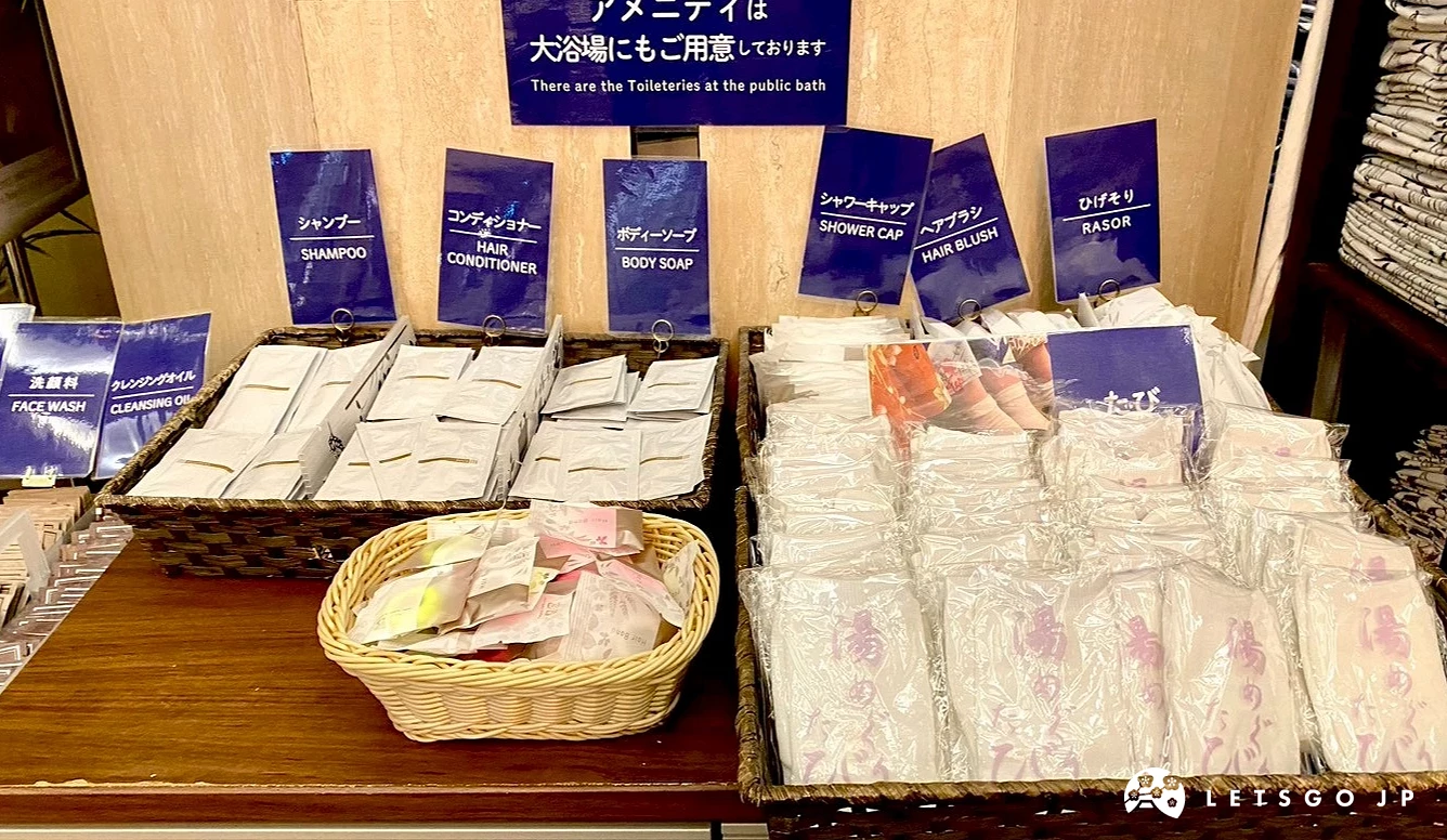 飯店溫泉大浴場備品區,整齊擺放著各種品牌與功能的化妝水、洗面乳及護膚乳液供住客使用。
