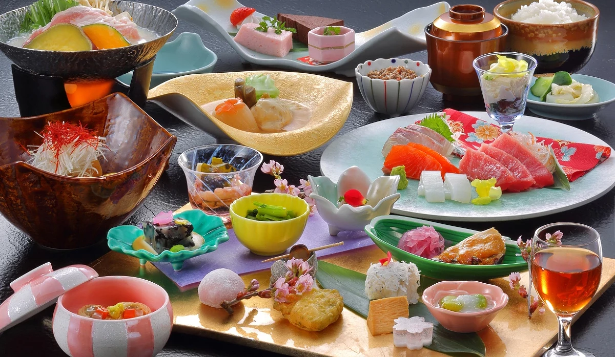 鬼怒川陽光飯店會席料理全餐,包含生魚片、漬物與各式精緻日式小菜。