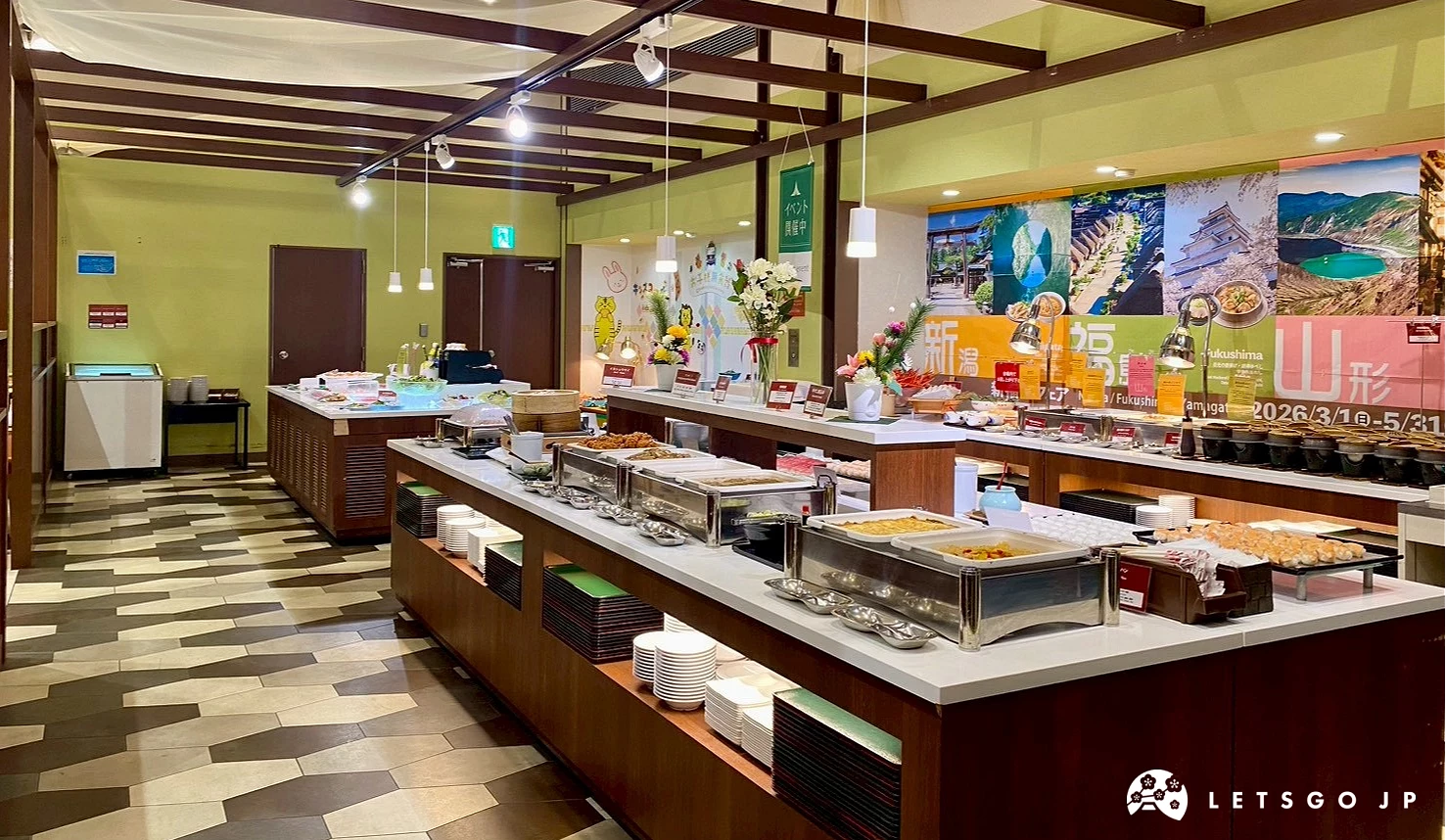 飯店自助餐廳的取餐櫃檯,擺滿各式精緻餐點,燈光明亮溫馨。
