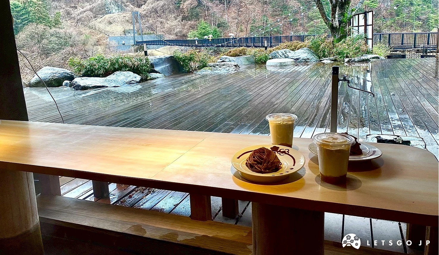 從木質吧台座位看出去的絕景,正前方即是壯觀的鬼怒楯岩大吊橋。