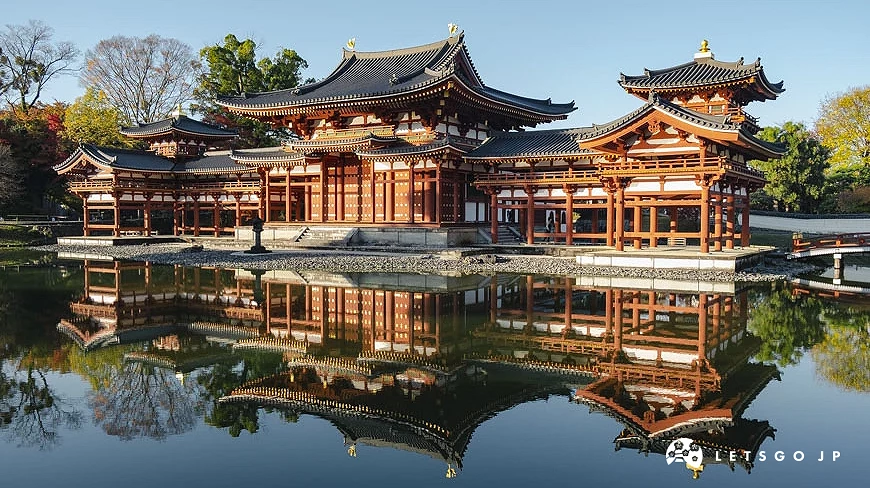 池塘与日本寺院建筑