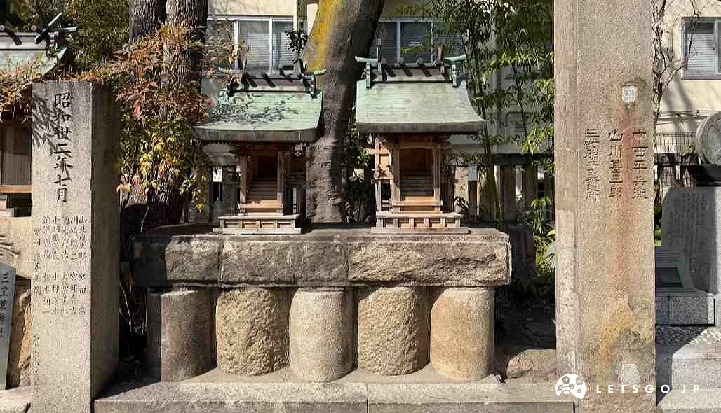 左:稻荷神社/右:三寶荒神社