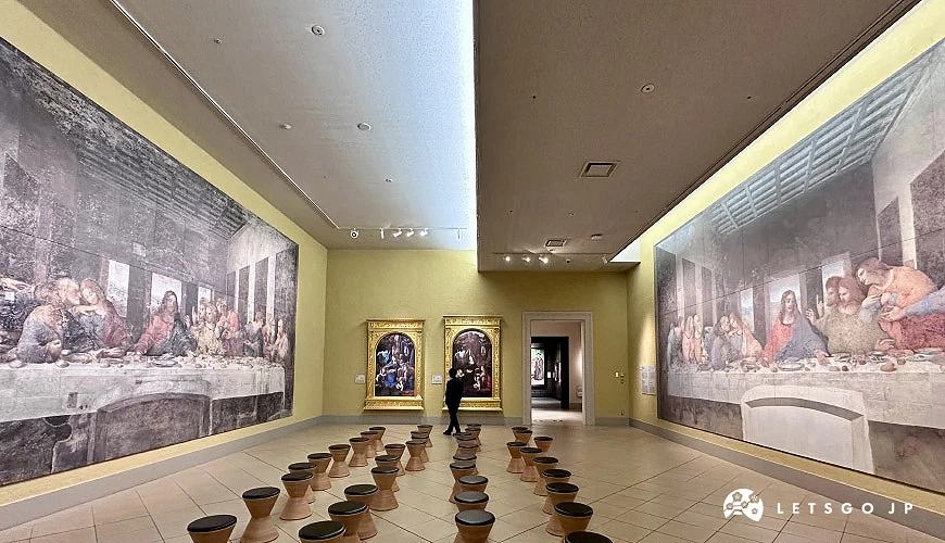 左側修復前與右側修復後的達文西《最後的晚餐》共同展示於同一空間中攝影:Angie