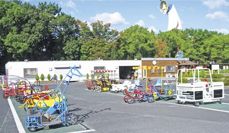 關西單車體育中心內擺放的多款趣味造型單車,包含長頸鹿與消防車造型,是南大阪熱門的親子戶外探險景點。