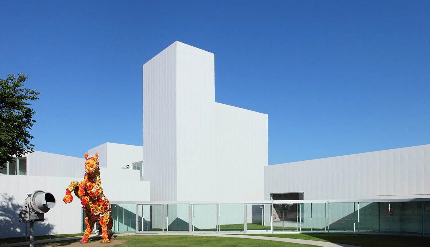 十田和市現代美術館外全白建築與馬雕塑