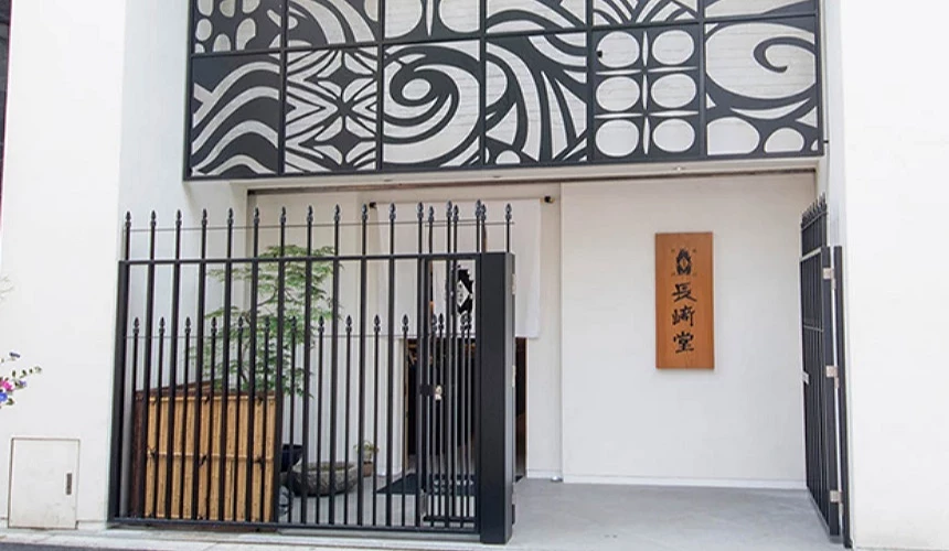 長崎堂心齋橋本店外觀,白色建築搭配黑色幾何圖形外牆,顯得非常有設計感