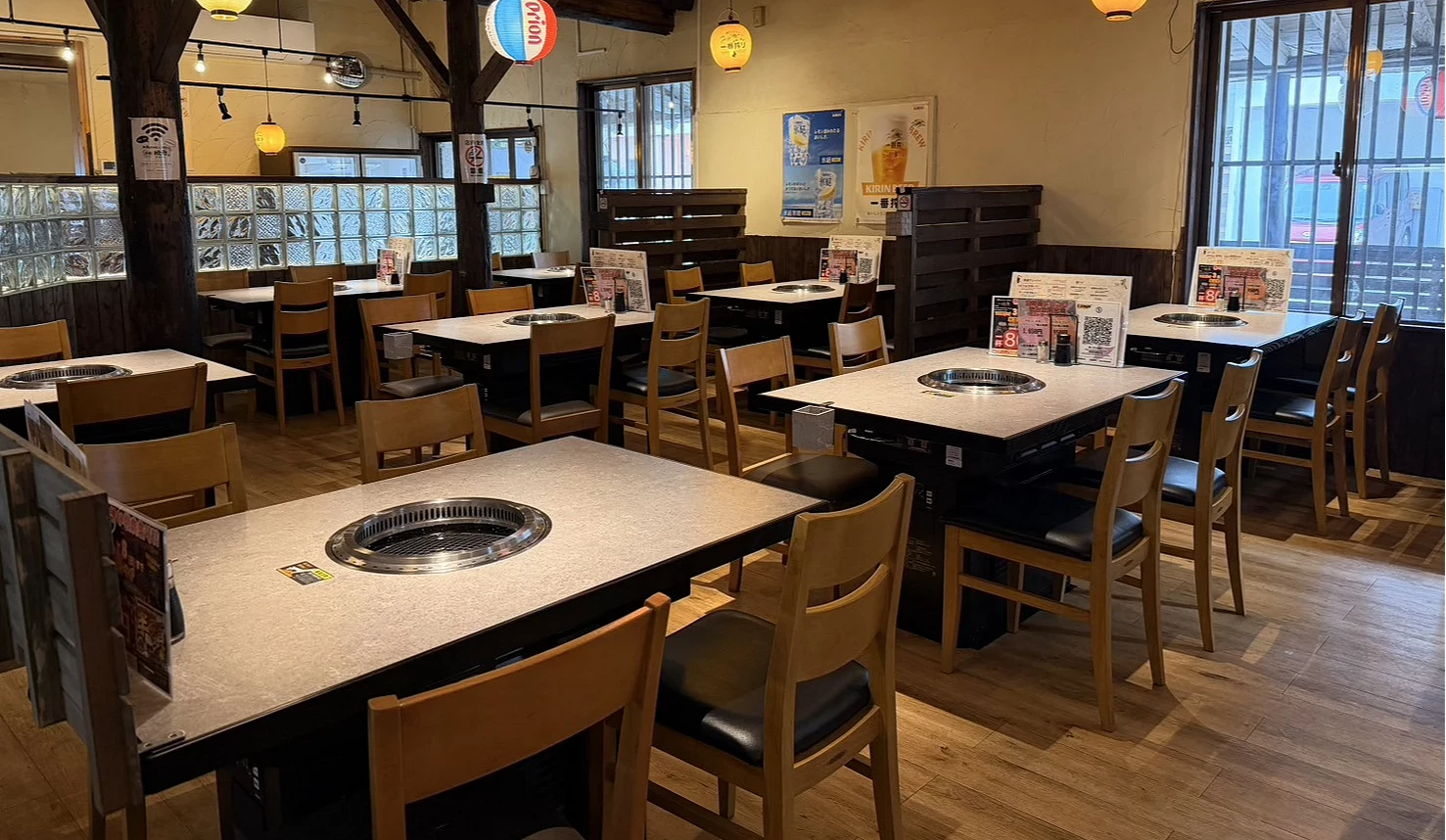 店內用餐環境,寬敞整潔的木質桌椅與現代化的內嵌式烤爐。