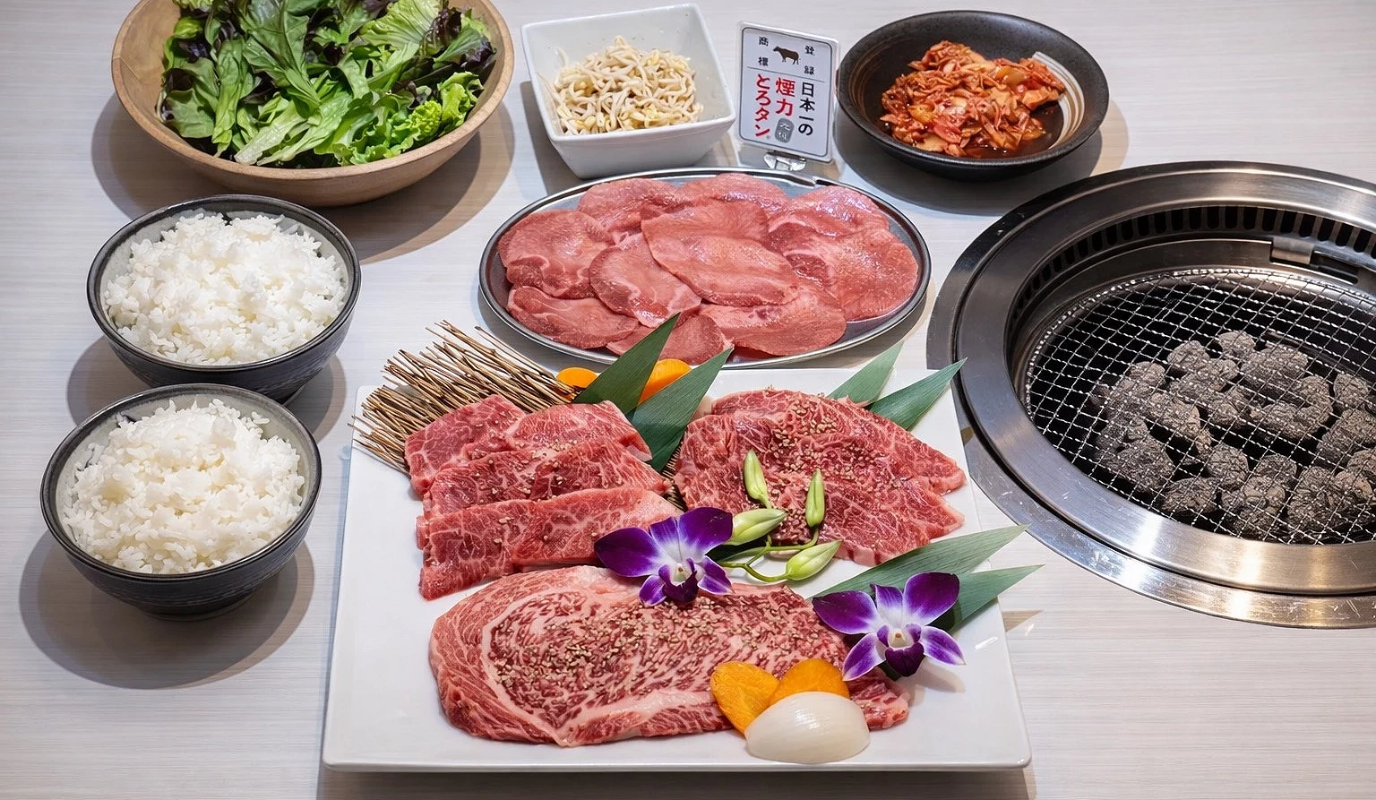 「石垣牛極上套餐」,包含最高級沙朗部位的豪華燒肉組合,搭配白飯與多種配菜。