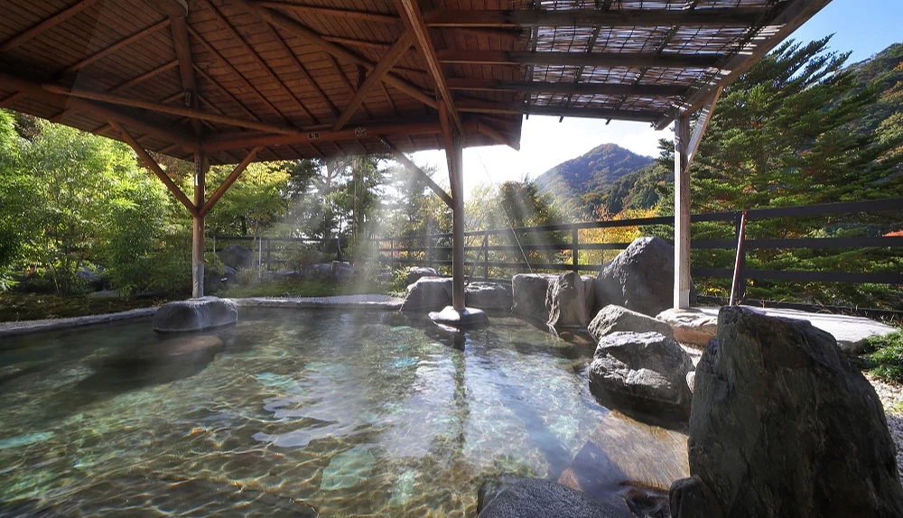 「Hotel Sunshine Kinugawa」大浴場鬼美黑湯的露天浴場