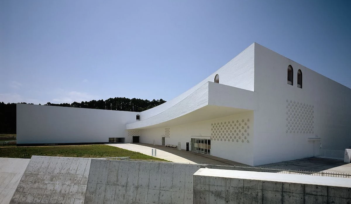 青森美術館白色建築外觀及水泥矮牆