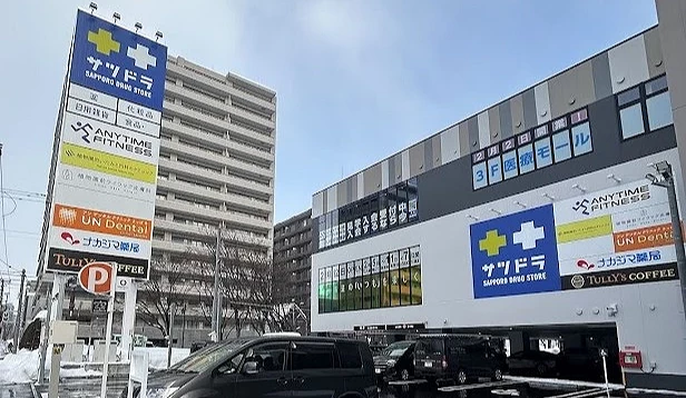 藥妝店的外觀與停車場
